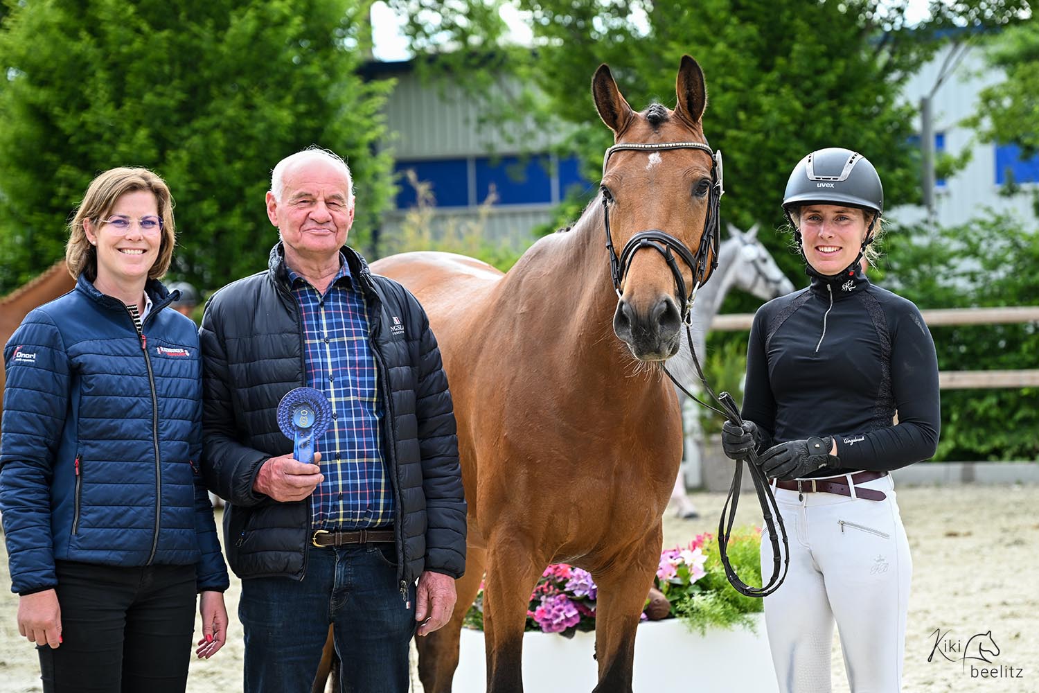 Stute wird an Halfter festgehalten und von zwei weiteren Personen beobachtet